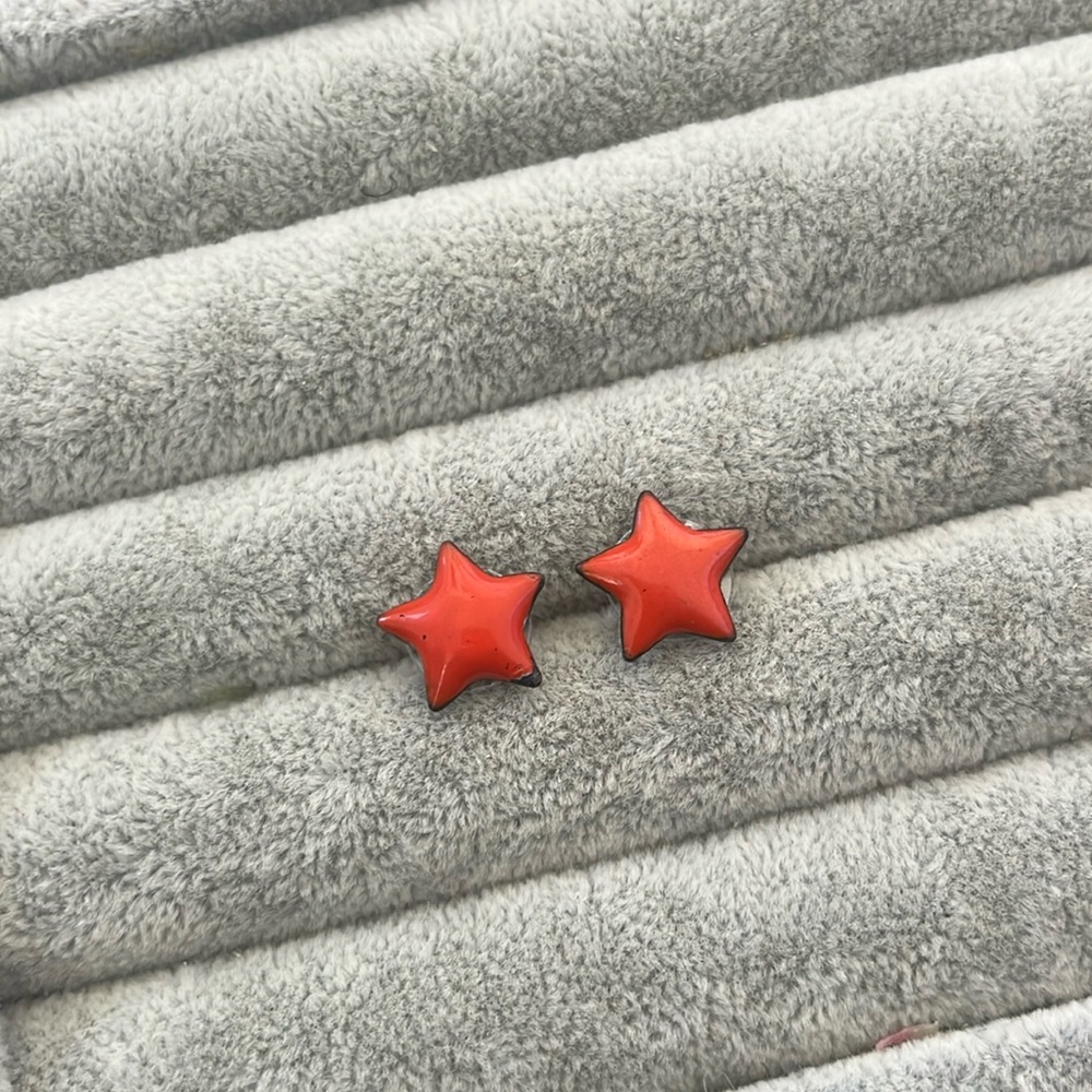 Red star stud earrings